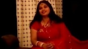 chubby indian aunty in red sari