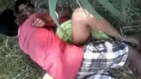 Desi couple gets caught while having outdoor sex