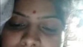 Desi bhabhi flaunts her assets on video call