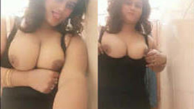 Indian beauty showcases her large breasts in a sensual recording