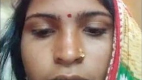 Indian housewife reveals and stimulates herself