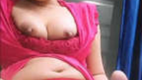 Stunning Bhabhi displays her intimate areas in a live performance