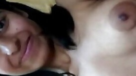 Desi girl come and show her boobs selfie video