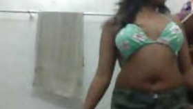 Desi moves her sex body wearing a green bra and dancing in XXX way