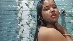 Busty wife bathing nude video
