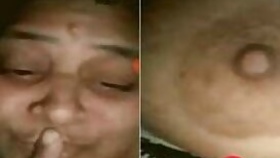 Bedroom XXX video of Indian aunty who exposes big hooters on camera