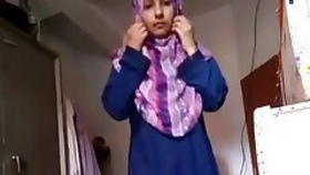 Desi Indian girl takes off her hijab and shows her naked body