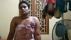 Desi bhabhi poses as a nude model