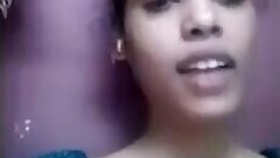 Desi the hottie shows off her boobs on VK.