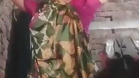 Village bhabhi takes off her sari and strips naked