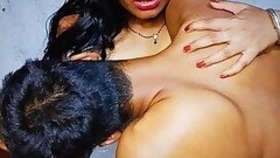 Delhi bhabhi ne apni chut i ungli dalkar pani nikal di